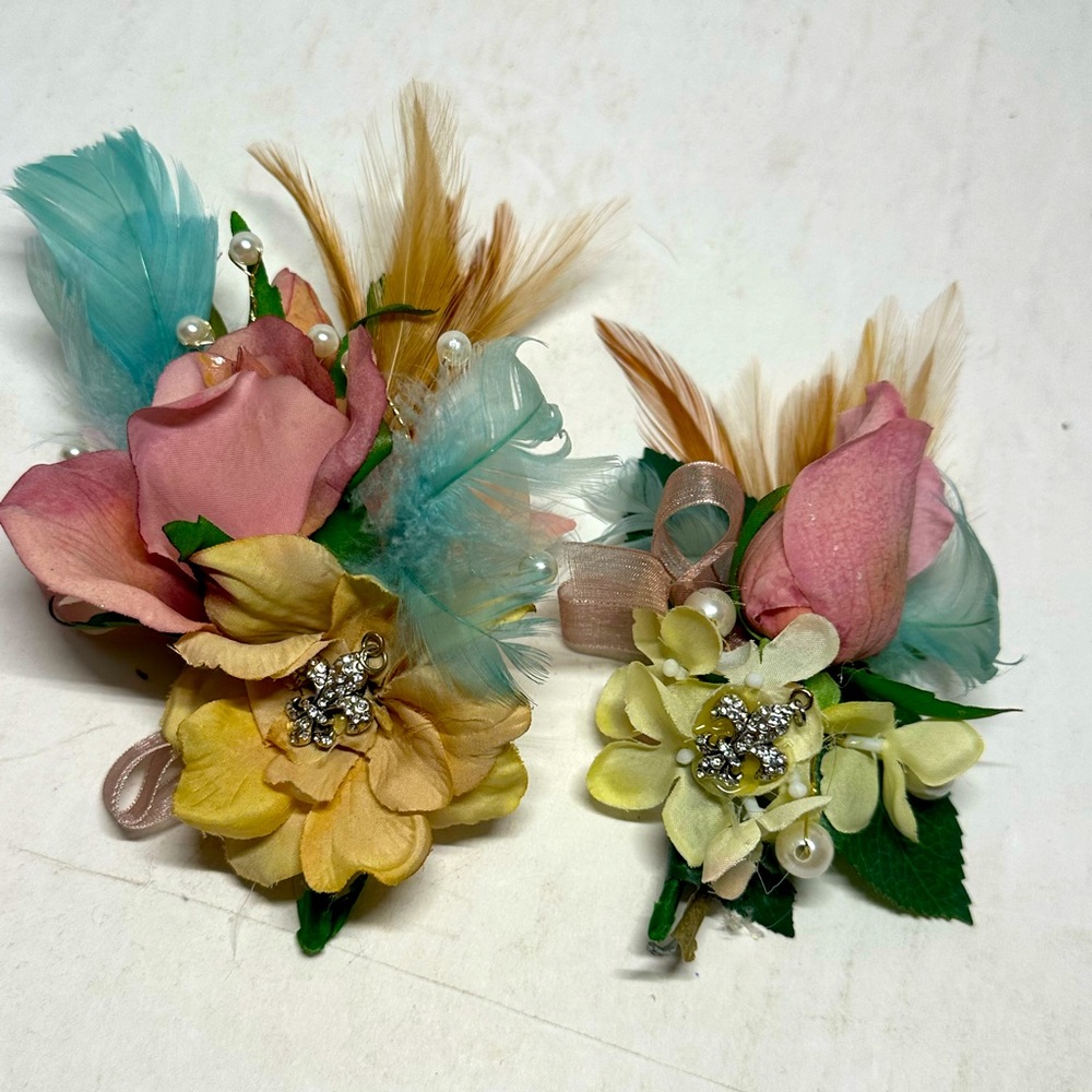 Handmade Groom and Groomsmen matching boutonnières with Fleur De Lis accent